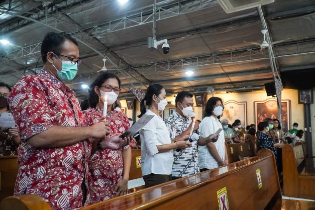 Mengucapkan kembali janji perkawinan oleh suami istri dan anak-anak yang hadir pada misa Haupe_2